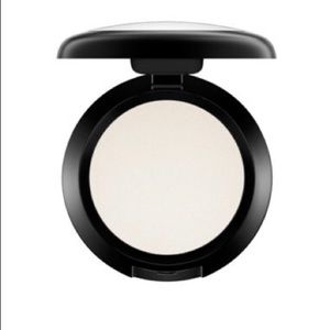NWT MAC CREAM COLOUR BASE IN LUNA